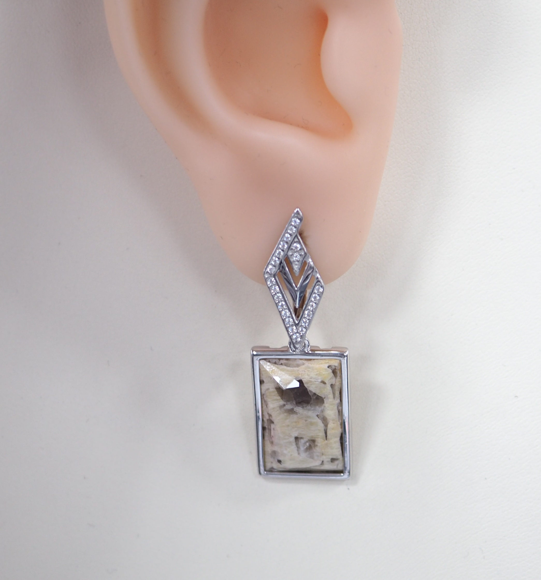 Серебряные серьги 925 пробы; вставки 2 Тинт норвежский ; 46 Фианит бесцв.;